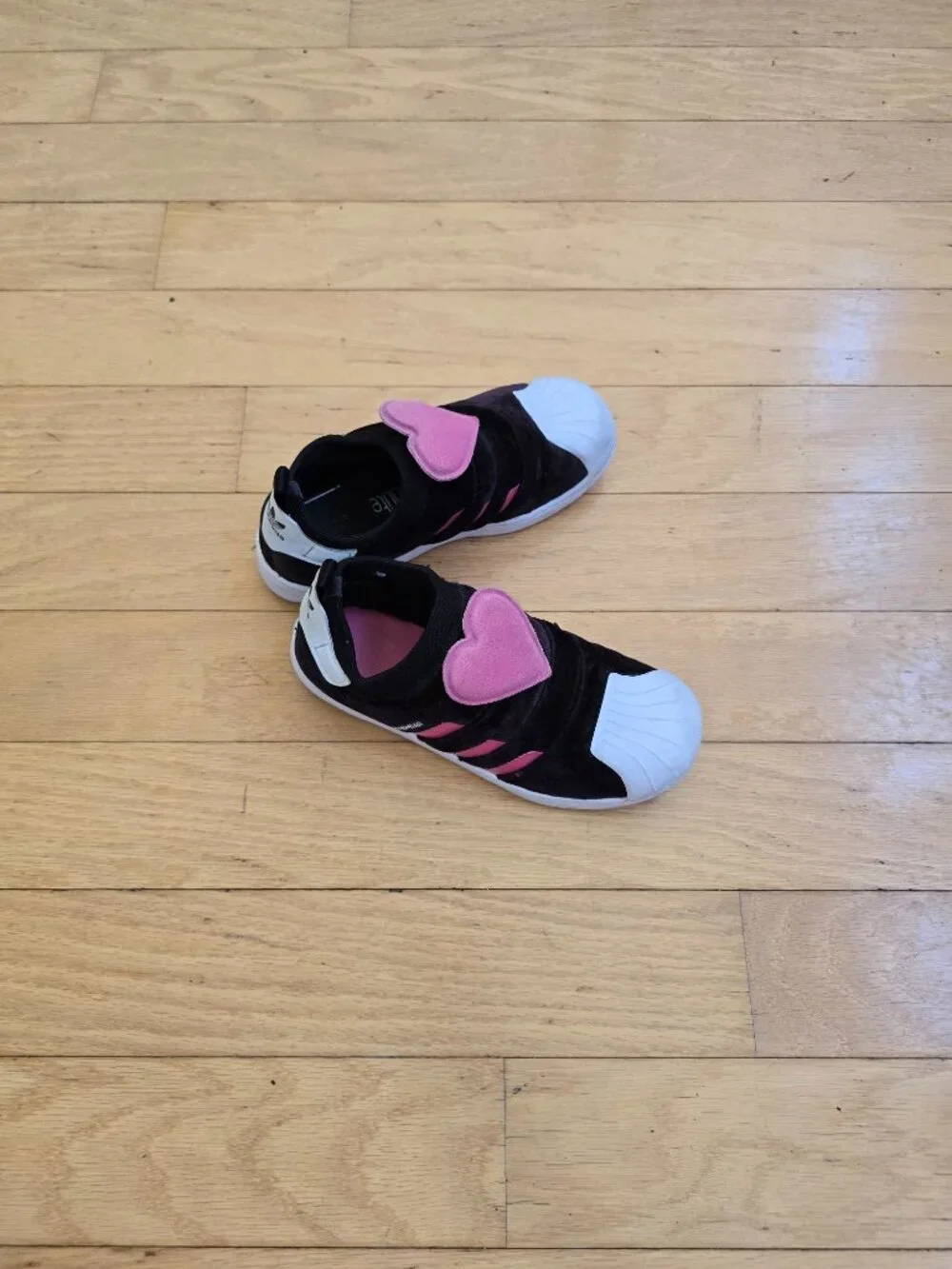adidas | Superstar 360 Black Shock Pink Suede Heart Sneakers | KIDS 1